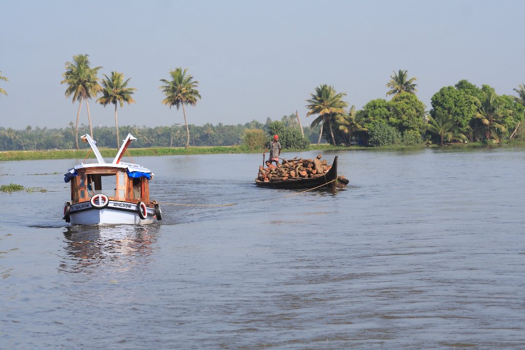 16-Transport on the backwaters.jpg - Transport on the backwaters